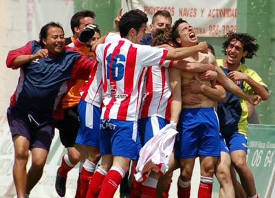 Los jugadores bastetanos celebraron la permanencia ante el Alhaurino (ALONSO)