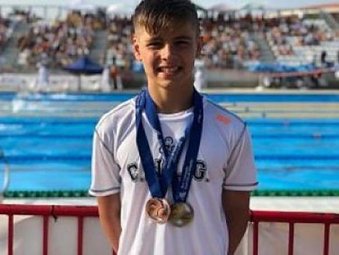 Alex Nurminen posa con sus dos medallas (C.N. LAS GABIAS)