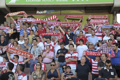 Aficionados del Granada en Los Cármenes en un partido de la pasada temporada (GRJ) Aficionados del Granada en Los Cármenes en un partido de la pasada temporada (GRJ)
