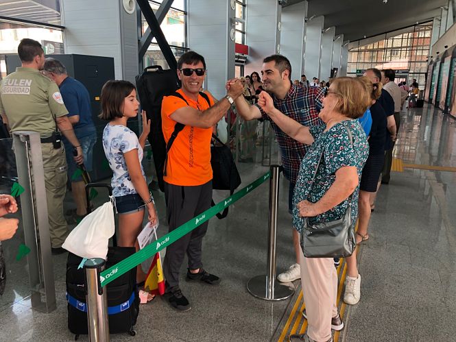 Familiares y miembros de ‘Granada Paralímpica’ despiden en la estación de Tren de Granada al tirador de foso olímpico Melitón Briñas (PADEL PRO TOUR GRANADA)