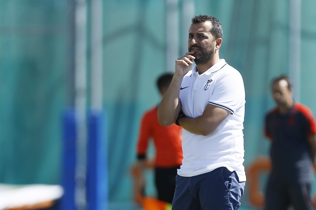 Diego Martínez da instrucciones a sus jugadores esta mañana en Nerja (Foto: GCF)