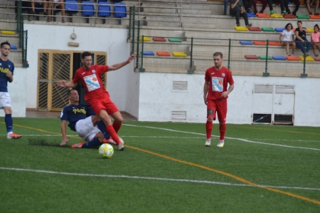 David Fernández recibe una entrada de un jugador de Melilla (EL FARO DE MELILLA) David Fernández recibe una entrada de un jugador de Melilla (EL FARO DE MELILLA)