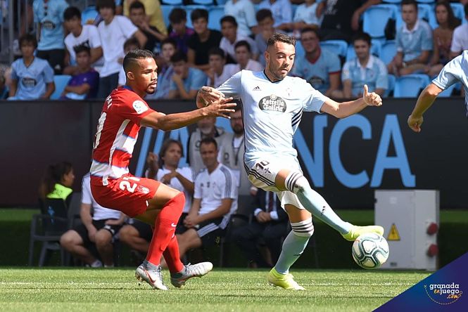 Yangel Herrara presiona a Iago Aspas (JOSÉ M. BALDOMERO)