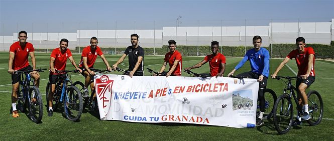 Jugadores del Granada quieren potenciar el uso de la bici (PEPE VILLOSLADA / GRANADA CF)