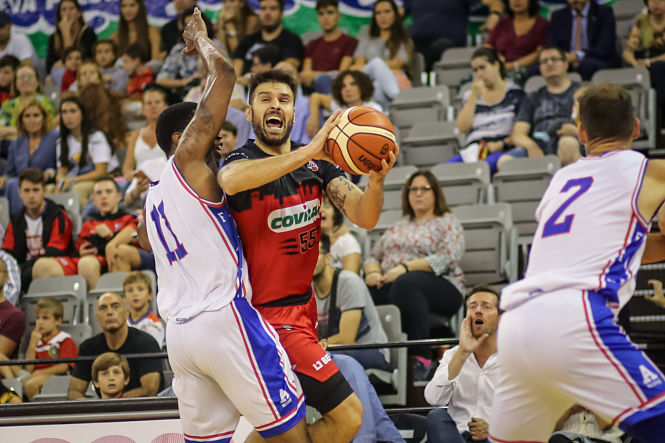 Diego Kapelan intenta irse de un jugador de HLA Alicante (FERMÍN RODRÍGUEZ)