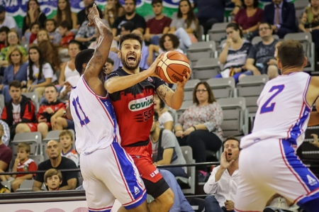 Diego Kapelan intenta irse de un jugador de HLA Alicante (FERMÍN RODRÍGUEZ) Diego Kapelan intenta irse de un jugador de HLA Alicante (FERMÍN RODRÍGUEZ)