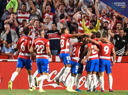 Los jugadores del Granada CF celebran el primer tanto de Ramón Azeez (JOSÉ M. BALDOMERO) Los jugadores del Granada CF celebran el primer tanto de Ramón Azeez (JOSÉ M. BALDOMERO)