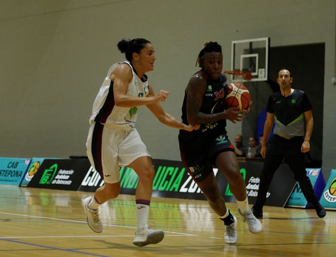 Ladondra Johnson intenta irse de una jugadora malagueña (RACA) 