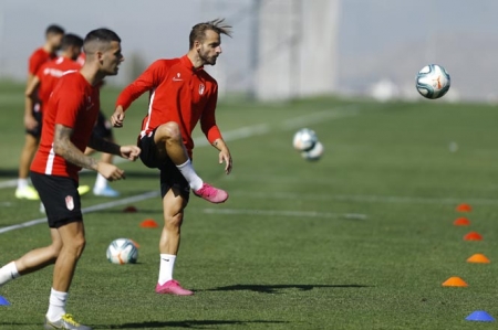 Álex Martínez, junto a Soldado, ya entrena con normalidad con el resto de la plantilla (GRANADA CF) Álex Martínez, junto a Soldado, ya entrena con normalidad con el resto de la plantilla (GRANADA CF)