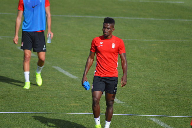 Azeez, convocado por Nigeria (GRJ)