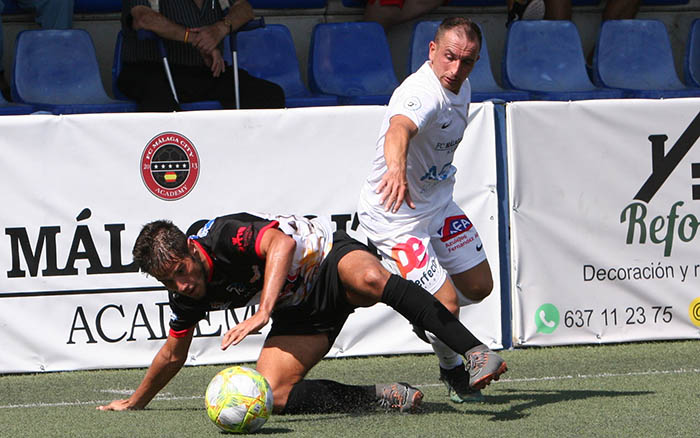 Los lojeños reciben en su estadio al Huétor Tájar, partido de máxima rivalidad (JESÚS HURTADO) 