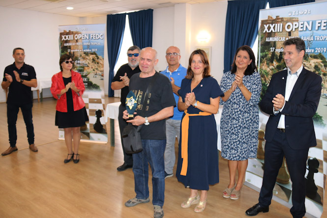 Cecilio García posa con el trofeo (AYTO. ALMUÑÉCAR)