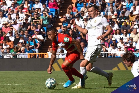 Machís en una acción del partido con Bale (JOSÉ M. BALDOMERO) Machís en una acción del partido con Bale (JOSÉ M. BALDOMERO)