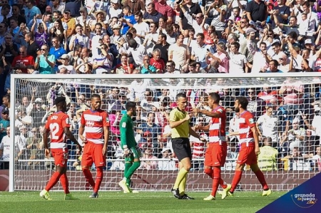 Los jugadores tras el primer gol encajado (BALDOMERO) Los jugadores tras el primer gol encajado (BALDOMERO)