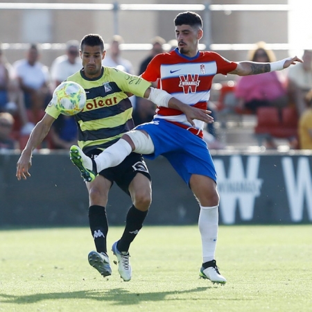 Montoro pugna con el balón con Álex Geijo (GRANADA CF) Montoro pugna con el balón con Álex Geijo (GRANADA CF)