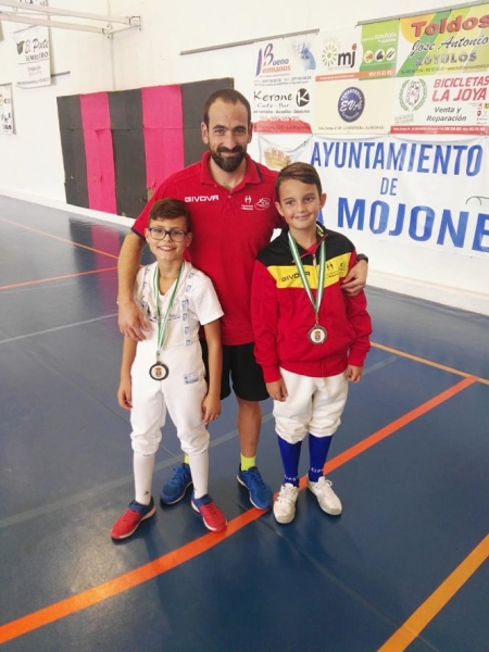 Dos tiradores maracenereos junto a su amestro (ESGRIMA MARACENA) Dos tiradores maracenereos junto a su amestro (ESGRIMA MARACENA)