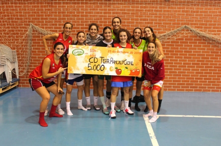 Las jugadoras del Grupo Hafesa Raca posan con el cheque simbólico (RACA) Las jugadoras del Grupo Hafesa Raca posan con el cheque simbólico (RACA)