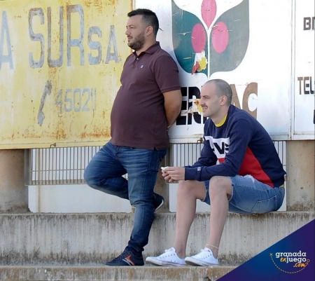Romario sigue el partido ante el Atarfe desde la grada (JOSÉ M. BALDOMERO)