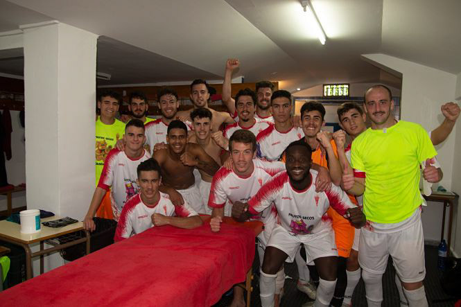El Guadix celebró la victoria en vestuarios (GUADIX CF) 