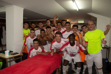 El Guadix celebró la victoria en vestuarios (GUADIX CF) 