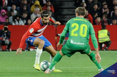 Vadillo, que marcó el tanto para los locales, en una acción ante la Real Sociedad (JOSÉ M. BALDOMERO) Vadillo, que marcó el tanto para los locales, en una acción ante la Real Sociedad (JOSÉ M. BALDOMERO)
