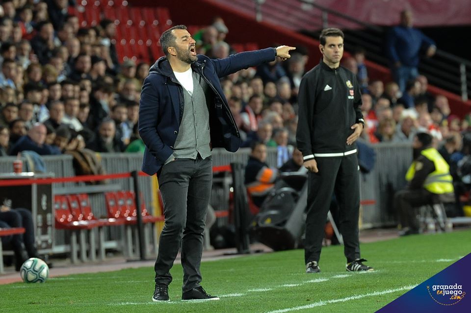 Diego Martínez da instrucciones durante el encuentro (LA LIGA) 