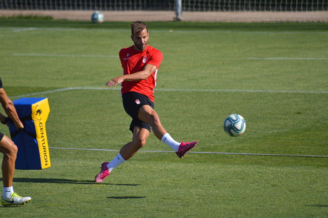 Soldado dispara durante un entrenamiento (GRJ) 