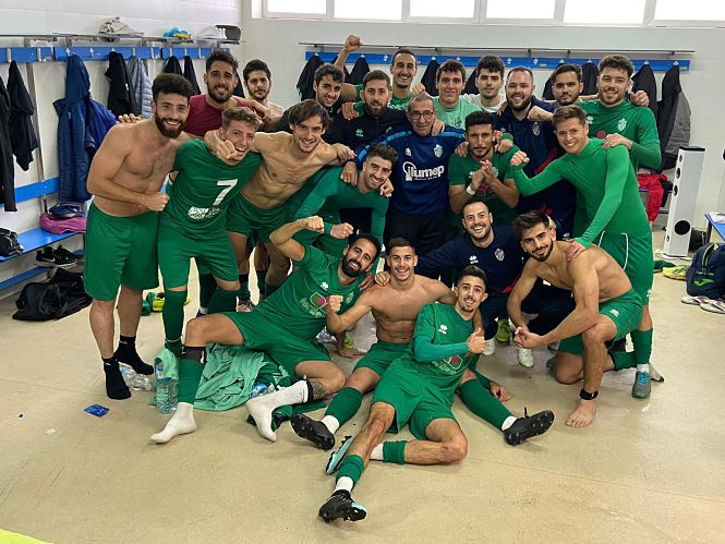 El Atarfe celebró la victoria en vestuarios(ENCARNI QUESADA)