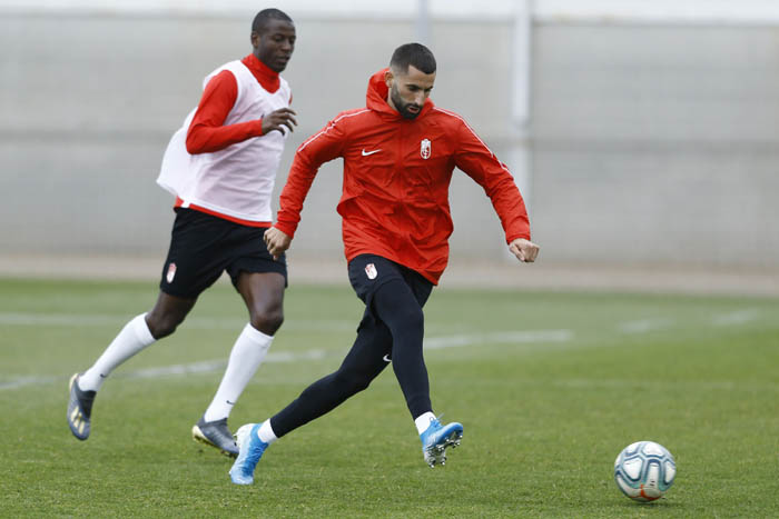 Ramos en una acción junto a Gonalons en el entrenamiento de hoy (GRANADA CF)