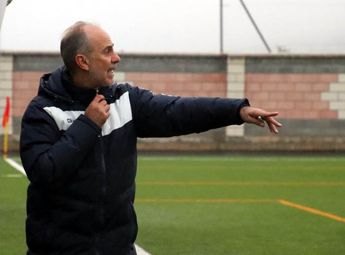 Matías Ramírez, entrenador del At. Monachil, en el encuentro ante el Iznalloz (MANU LÓPEZ)