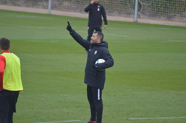 Diego Martínez da instrucciones durante el entrenamiento (GRJ)  
