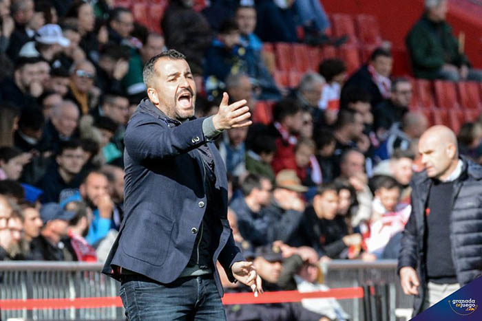 Diego Martínez, que volvió al banquillo tras su sanción, en una acción del encuentro (JOSÉ M. BALDOMERO)