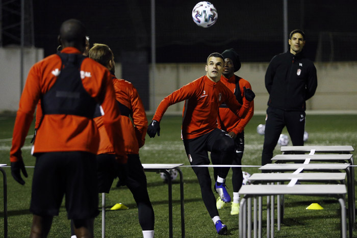 Álex Martínez remata un balón en un entrenamiento (GRANADA CF)