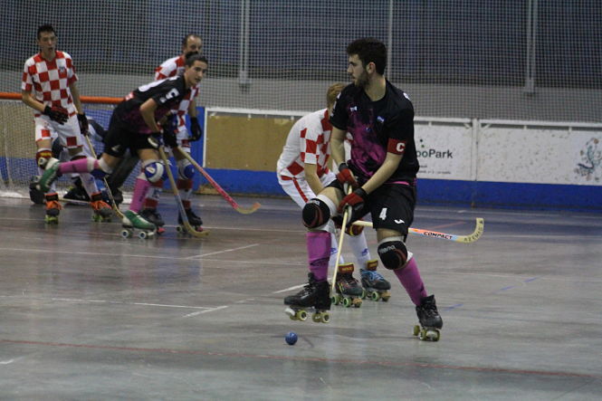 Pablo Ferrer iniciando una jugada (PATÍN CÁJAR)