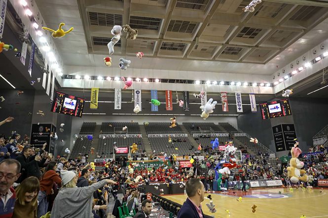 Lluvia de peluches en el Palacio de los Deportes (FERMÍN RODRÍGUEZ) 