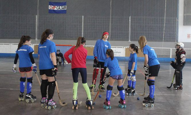 María Sanjurjo con las jugadoras del conjunto cajareño (PATÍN CÁJAR) 