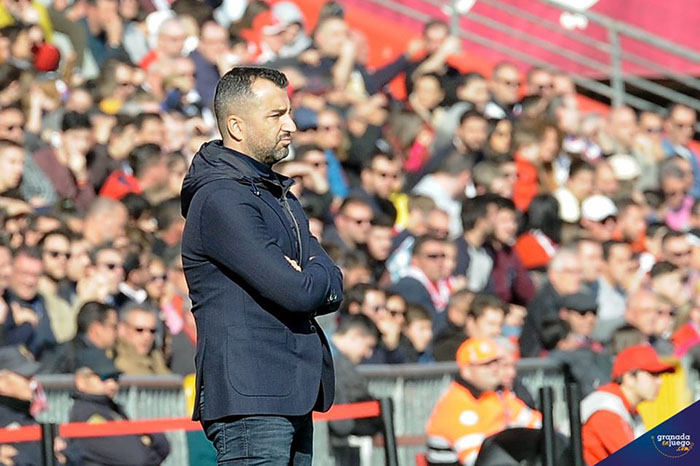 Diego Martínez, técnico del Granada CF, sigue la evolución de sus jugadores desde la banda (JOSÉ M. BALDOMERO)