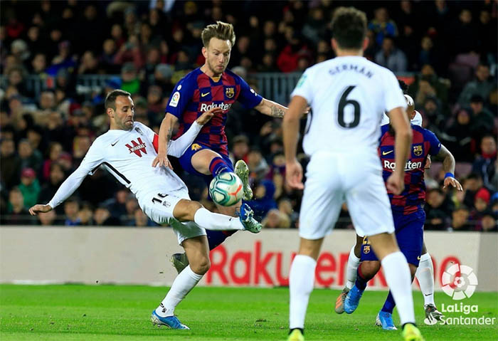 Víctor Díaz en una acción del encuentro ante el cuadro culé (LA LIGA) 