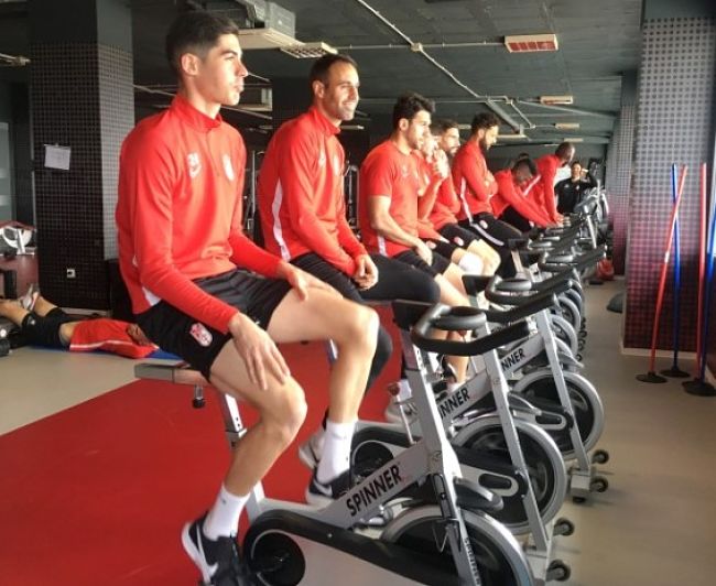 Trabajo en el gimnasio para comenzar la semana (GRJ)