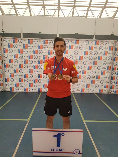 José Manuel Ruiz posa con sus dos medallas de oro 