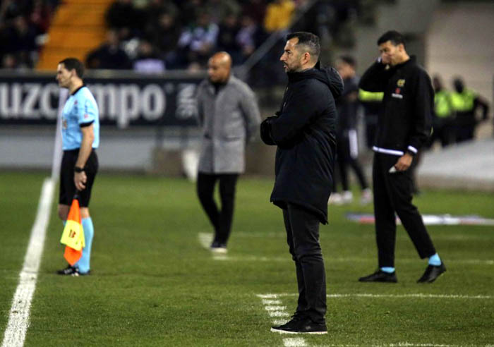 Diego Martínez, entrenador del Granada CF, sobre el césped del estadio `Nuevo Vivero` (LA LIGA)