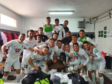 El Recreativo celebró la victoria en vestuarios (GRANADA CF) El Recreativo celebró la victoria en vestuarios (GRANADA CF)