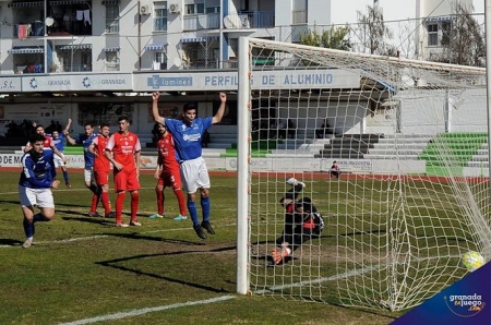 Gol de la igualada de la U.D. Maracena (JOSÉ M. BALDOMERO) Gol de la igualada de la U.D. Maracena (JOSÉ M. BALDOMERO)