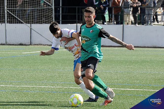 El Huétor Vega mereció mejor suerte ante el Real Jaén (JOSÉ M. BALDOMERO / ARCHIVO)