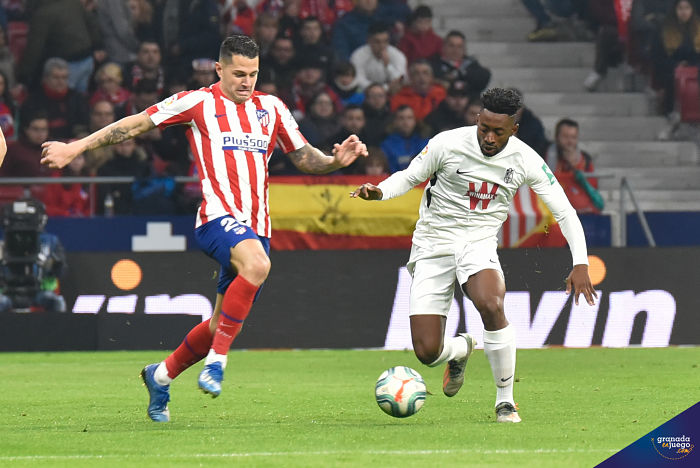 Eteki en una acción del encuentro ante el Atlético de Madrid (JOSÉ M. BALDOMERO)