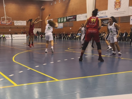 Patri Fernández lanza un triple (D. CONTRERAS)