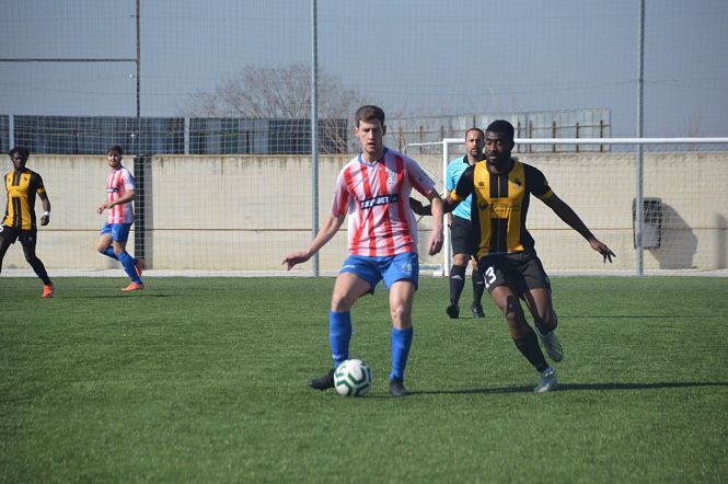 Rodri controla el balón ante la presión de un jugador del Berja (GABRIEL R. LÁZARO) 
