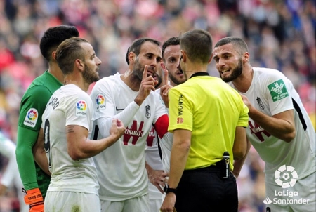 Los jugadores del Granada CF protestando el penalti señalado en contra en el partido de liga (LA LIGA)