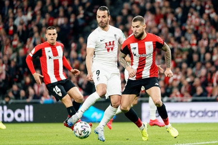 Roberto Soldado peleó, pero no tuvo ocasiones ante el marco local (GRANADA CF)