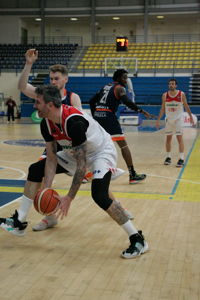 Guille Rubio se hace sitio en la zona (PHOTOGRAPHERS SPORTS) 